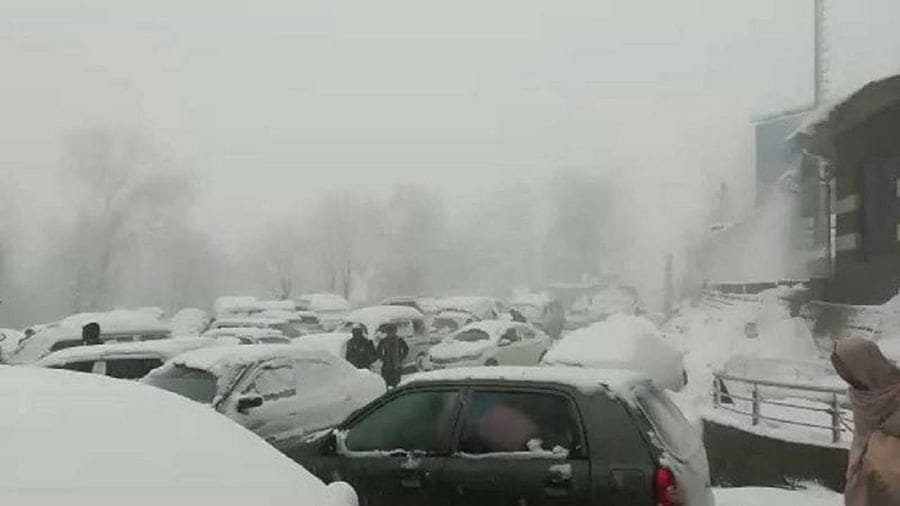 Pakistan : હિલ સ્ટેશન પર બરફની મજા માણવા આવેલા પ્રવાસીઓ માટે કાર બની 'કબર', ઠંડીથી 16 લોકોના મોત