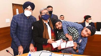 2 પગ, 4 હાથ અને 2 હૃદય ! જોડિયા ભાઈઓની અનોખી કહાની, બે અલગ અલગ વોટર કાર્ડથી પહેલીવાર કરશે મતદાન