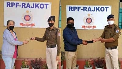 RAJKOT  : RPFની પ્રમાણિકતા, બે મુસાફરોને ટ્રેનમાં ભુલાયેલા મોબાઇલ પરત કર્યા