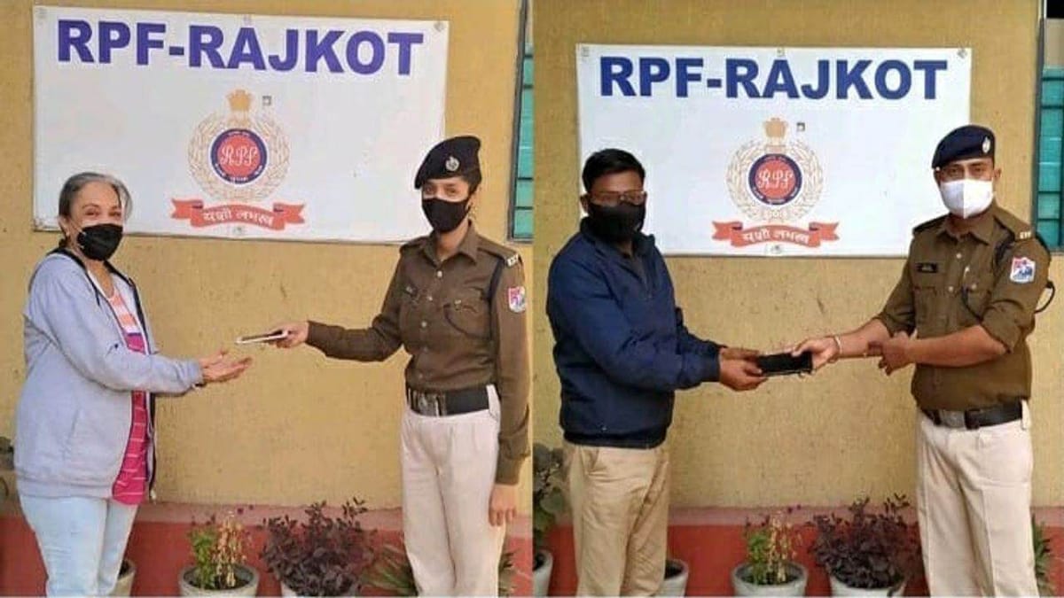 RAJKOT  : RPFની પ્રમાણિકતા, બે મુસાફરોને ટ્રેનમાં ભુલાયેલા મોબાઇલ પરત કર્યા