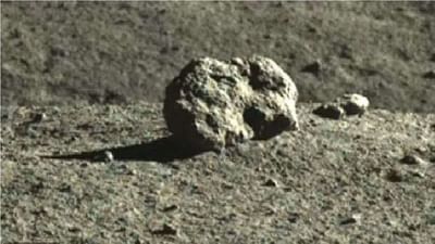ચીનના (China) યુતુ 2 રોવરે (Yutu 2 rover) ચંદ્રની સપાટી પર એક 'રહસ્યમય પદાર્થ' શોધી કાઢ્યો છે. ચીનના વૈજ્ઞાનિકોએ ક્યુબ આકારની આ વસ્તુને 'રહસ્યમય ઝૂંપડી' (Mystery hut) નામ આપ્યું છે. હવે વૈજ્ઞાનિકોએ કહ્યું છે કે વાસ્તવમાં આ વસ્તુ ઝૂંપડી નથી, પરંતુ સસલા (Rabbit on Moon) જેવો એક ખડક છે. (Our Space)