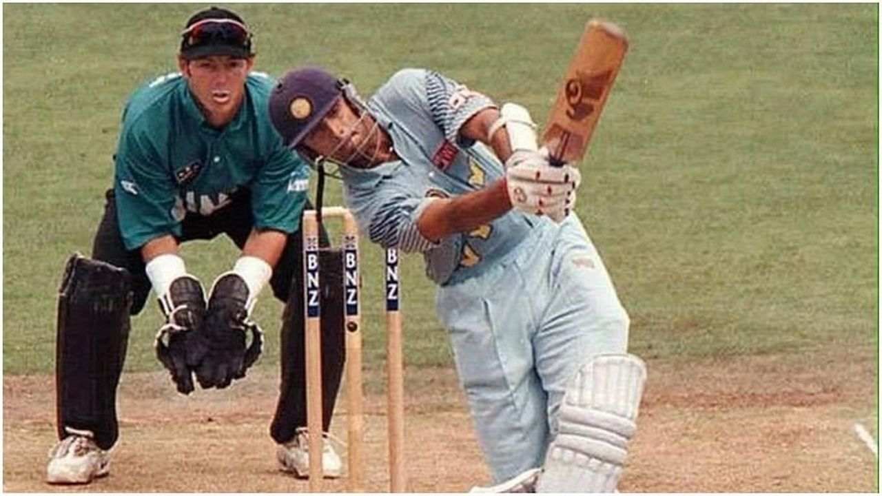 ODI ક્રિકેટના ઈતિહાસમાં રાહુલ દ્રવિડ પ્રથમ ખેલાડી છે જે બે વખત 300 પ્લસની ભાગીદારીનો ભાગ બન્યો હોય.