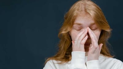 જેમ જેમ આપણી ઉંમર થાય છે તેમ તેમ આપણા નાક અને કાન મોટા દેખાય છે. એવું કહેવાય છે કે આ બંને અંગો સતત વિકાસ કરતા રહે છે, જ્યારે બાકીના અવયવો એક મર્યાદાથી આગળ વધતા નથી. કેટલાક લોકો નાક અને કાનના મોટા થવાને માત્ર અફવા ગણાવે છે, જ્યારે તેની પાછળ એક વૈજ્ઞાનિક તથ્ય પણ છે. ઉંમર સાથે આપણા નાક અને કાન મોટા થાય છે, પરંતુ આનો અર્થ એ નથી કે તે વધતા જ જાય છે. વિજ્ઞાનમાં તેને ગુરુત્વાકર્ષણની (Gravity) અસર કહેવાય છે.
