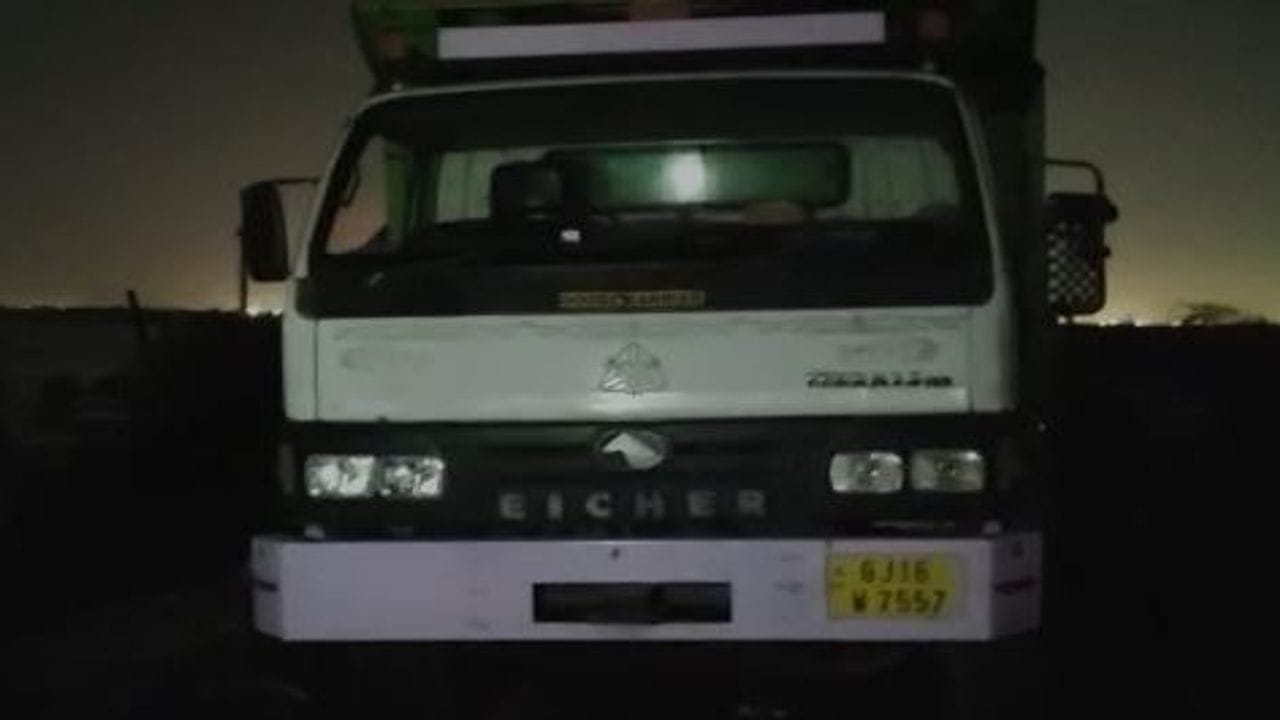 સુરત : તાપી નદીમાંથી ગેરકાયદે રેતીખનન ઝડપાયું, એક આરોપી સહિત કુલ 14 લાખનો મુદ્દામાલ ઝડપાયો