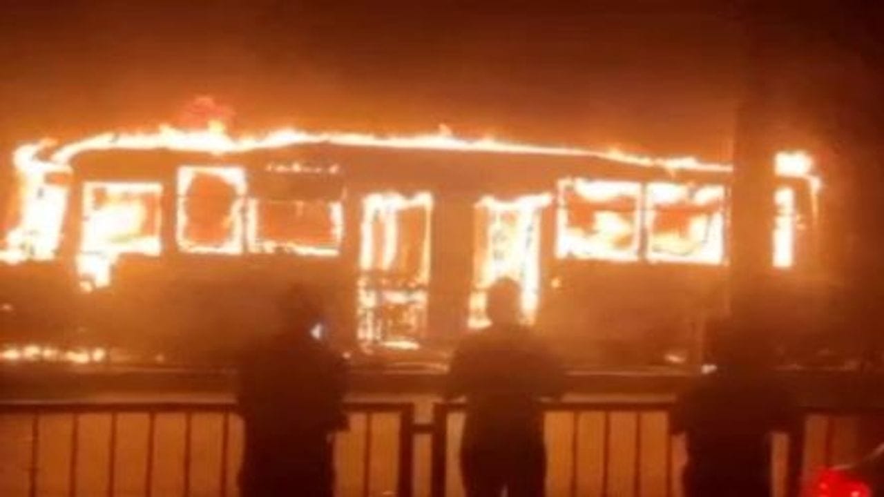 SURAT: સિટી બસે રાહદારીને અડફેટે લીધો, ઉશ્કેરાયેલાં ટોળાએ બસને આગ ચાંપી દીધી