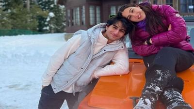 સારા અલી ખાને તેના ઈન્સ્ટાગ્રામ એકાઉન્ટ પરથી કેટલીક તસવીરો શેર કરી છે. આ તસવીરોમાં સારાની સાથે તેનો ભાઈ ઈબ્રાહિમ અલી ખાન છે. બંને કાશ્મીરમાં રજાઓ માણી રહ્યા છે. આ વેકેશન દરમિયાન બંને ખૂબ જ ખુશ અને મસ્તી કરતા જોવા મળે છે.
