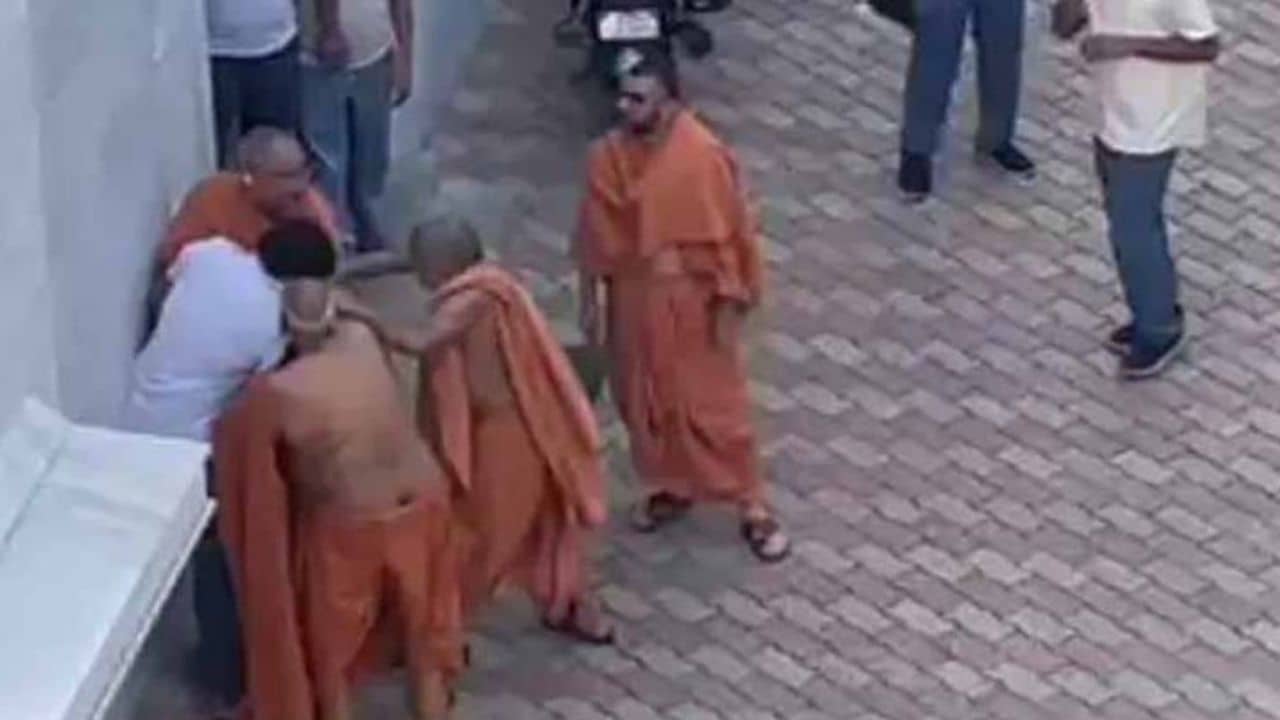 હરિધામ-સોખડા મંદિરમા સંતો દ્વારા મારામારીની ઘટનાઃ યુવકના પિતાનો વીડિયો સામે આવ્યો, કહ્યું આમારા પર જોખમ છે