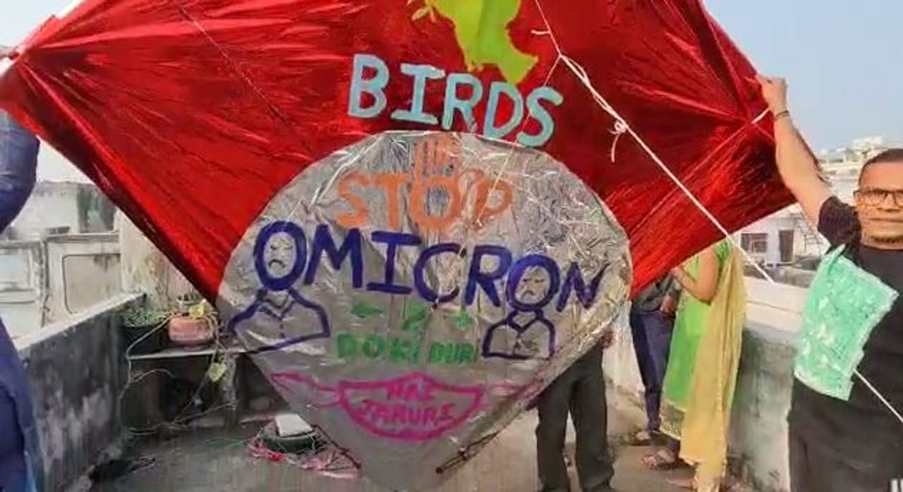 Surat: કોરોના કાળમાં આ સુરતીએ બનાવ્યો ઓમીક્રોન અને કોરોના વાયરસ દર્શાવતો મહાકાય પતંગ