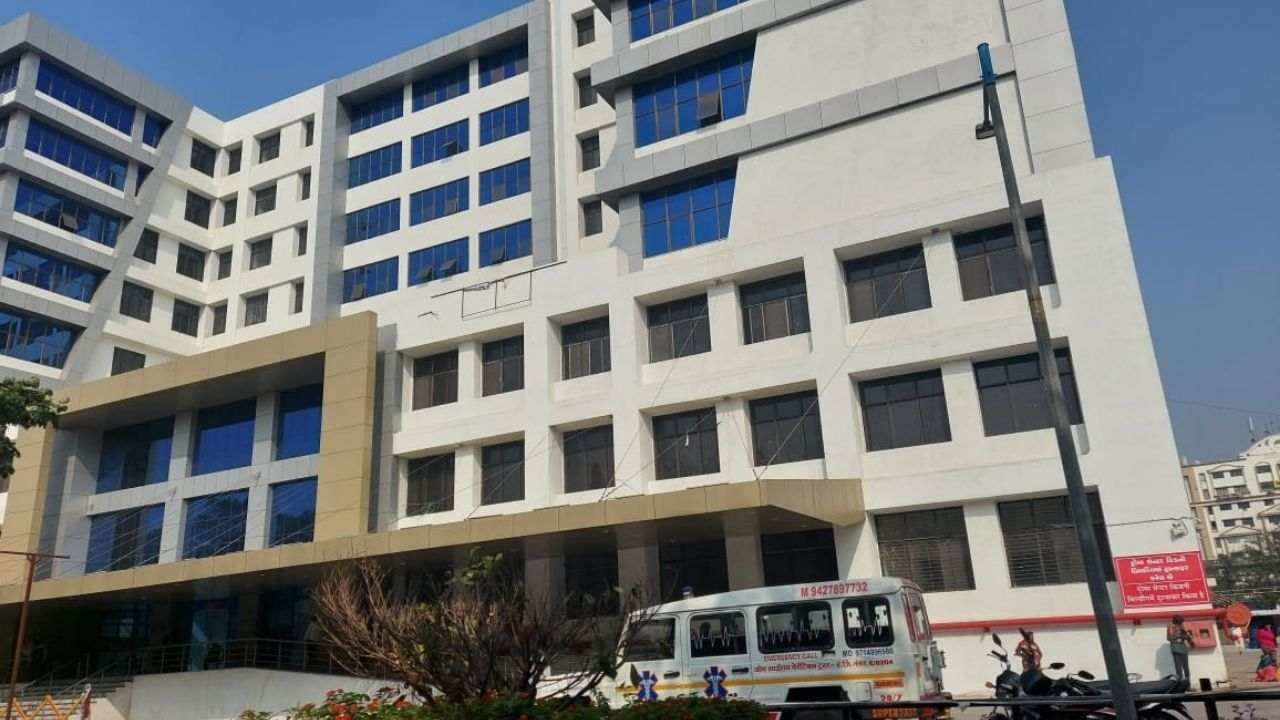 Surat: સિવિલના તબીબો અને કર્મચારીઓ પણ કોરોના સંક્રમિત, હોસ્પિટલ દ્વારા ત્રીજી લહેર સામે લડવા વધારાના સ્ટાફની માંગણી કરાઈ