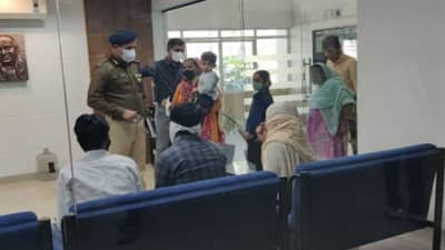 Surat: પોલીસ કમિશનર અચાનક મુલાકાતીઓને મળવા પહોંચ્યા, જાણો ત્યાર બાદ અધિકારીઓ કઈ રીતે દોડતા થયા?