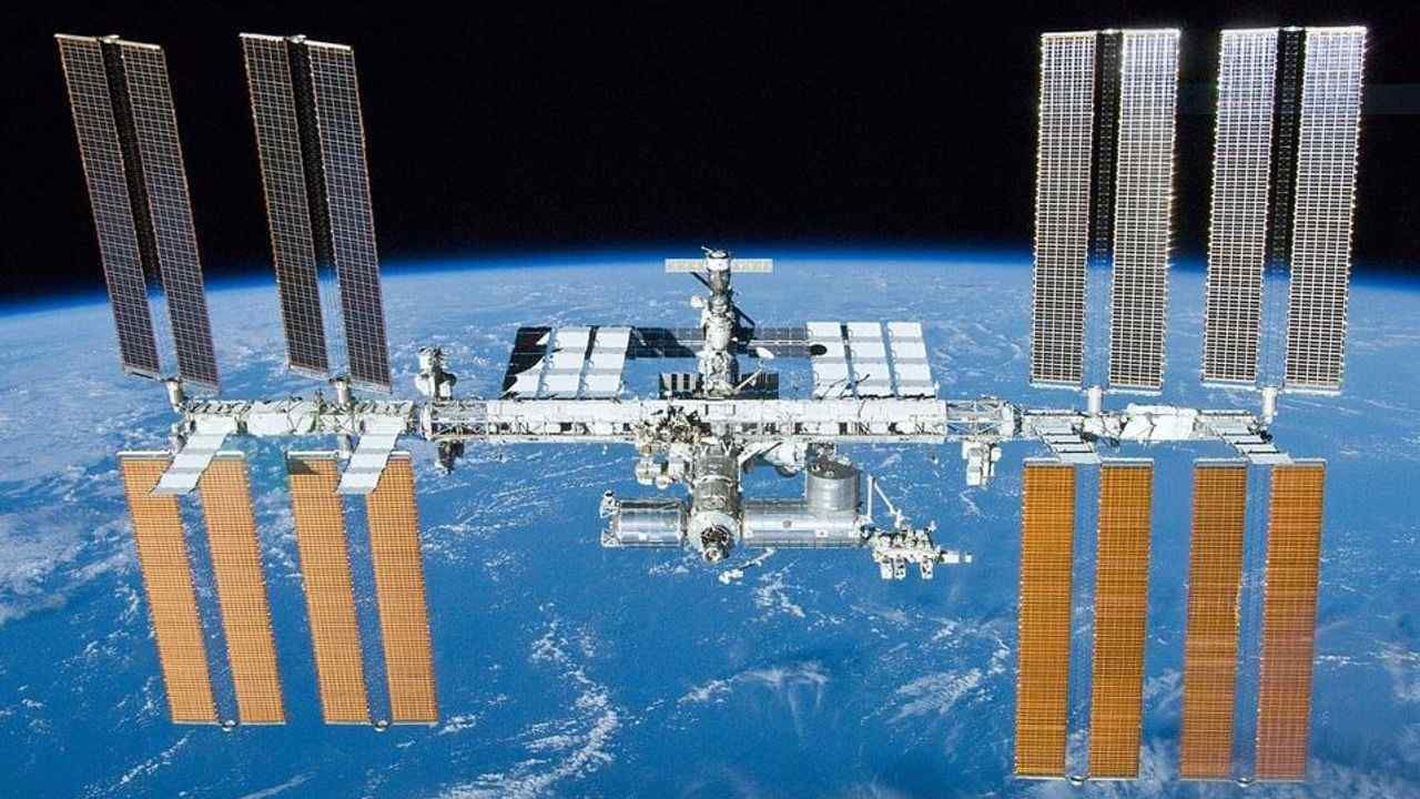 ઉત્તરાયણની સાંજે આકાશમાં પતંગની સાથે ઇન્ટરનેશનલ સ્પેસ સ્ટેશન પણ જોઈ શકાશે. જાણો કઇ જગ્યાએ કેટલા વાગ્યે જોવા મળશે.