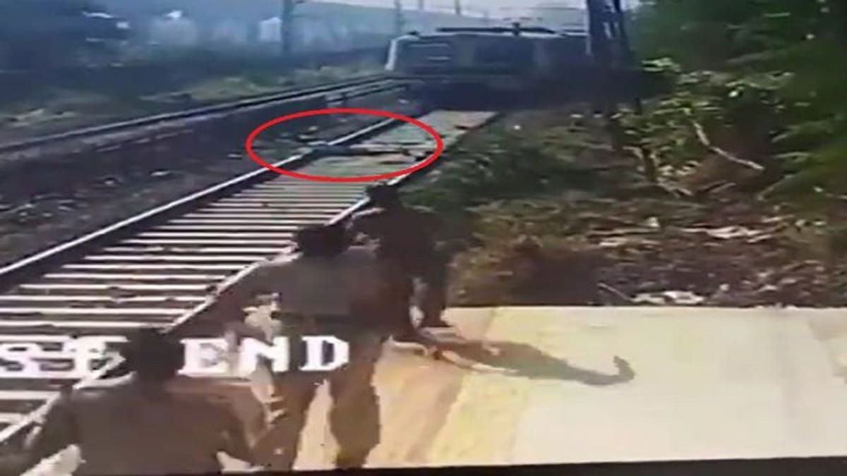 શોકિંગ CCTV: જીવનથી કંટાળી આ વ્યક્તિ રેલ્વે ટ્રેક પર સૂઈ ગયો, પછી જે થયુ તે જોઈને તમે પણ ચોંકી જશો !