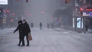 અમેરિકામાં બરફનું તોફાનઃ ન્યૂયોર્ક-ન્યૂજર્સી સહિત અનેક ભાગોમાં Emergency જાહેર, લાઈટ ગુલ, ફ્લાઇટ રદ થવાથી 70 મિલિયન લોકો પ્રભાવિત