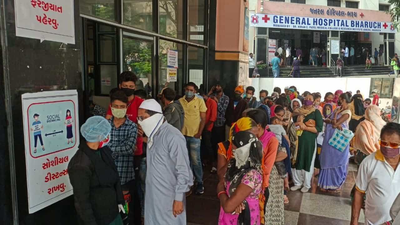 BHARUCH : ત્રીજી લહેરના ભણકારા વચ્ચે સિવિલ હોસ્પિટલમાં કોરોનાને આમંત્રણ? જુઓ દ્રશ્યો