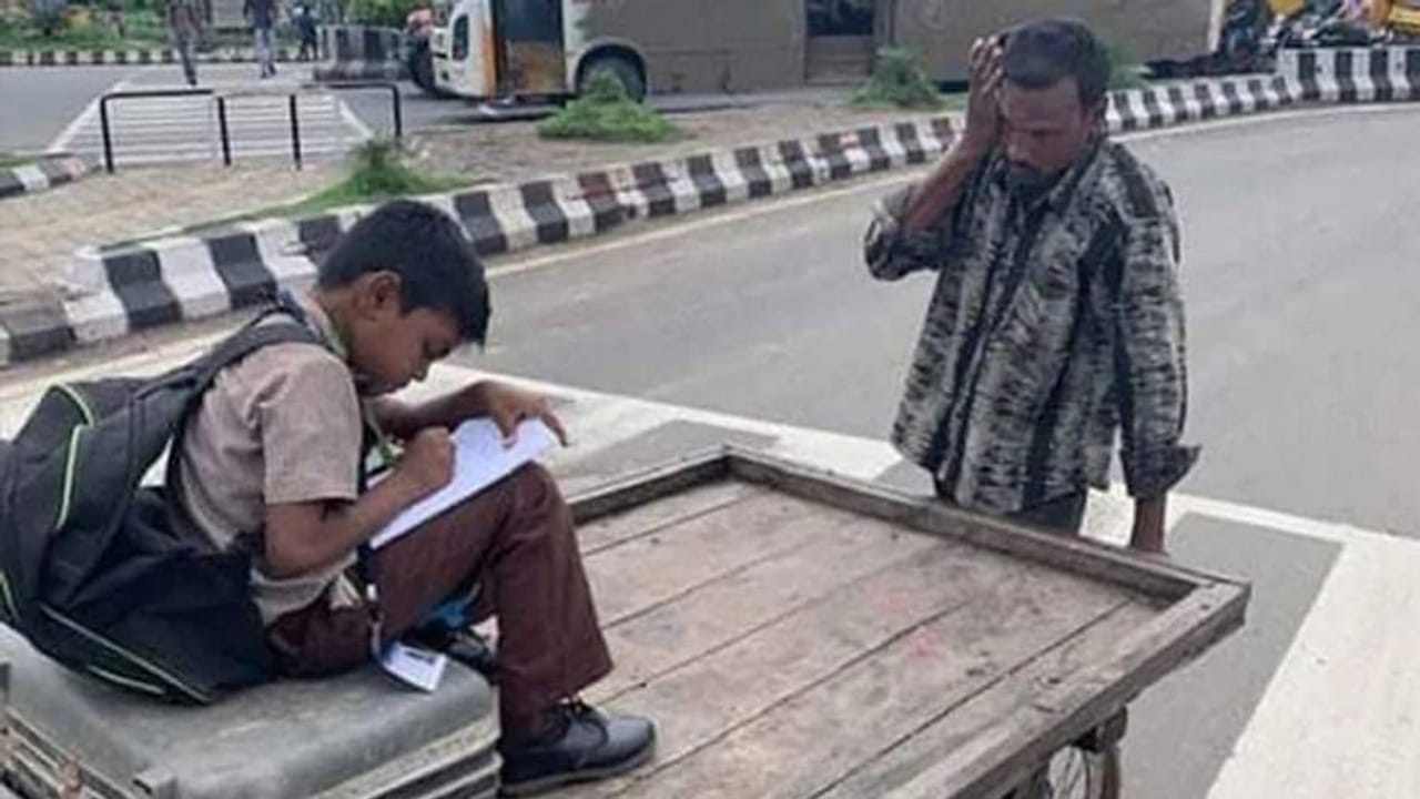 Viral: આનંદ મહિન્દ્રાએ હૃદય સ્પર્શી આ તસવીરને ગણાવી 2021ની સૌથી શ્રેષ્ઠ તસવીર