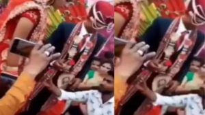 Video :  આ યુવકે વરરાજા સામે લગ્ન મંડપમાં દુલ્હનને કરી પ્રપોઝ, હાઈ વોલ્ટેજ ડ્રામાનો વીડિયો થયો વાયરલ