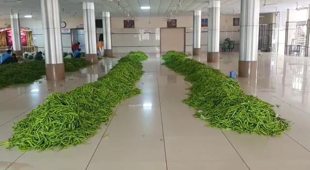 વડતાલ સ્વામિનારાયણ મંદિરમાં આ વખતે 1.5 લાખ કિલો મરચાંના અથાણાનો પ્રસાદ બનાવાશેઃ જાણો, શા માટે બનાવાય છે આવો પ્રસાદ