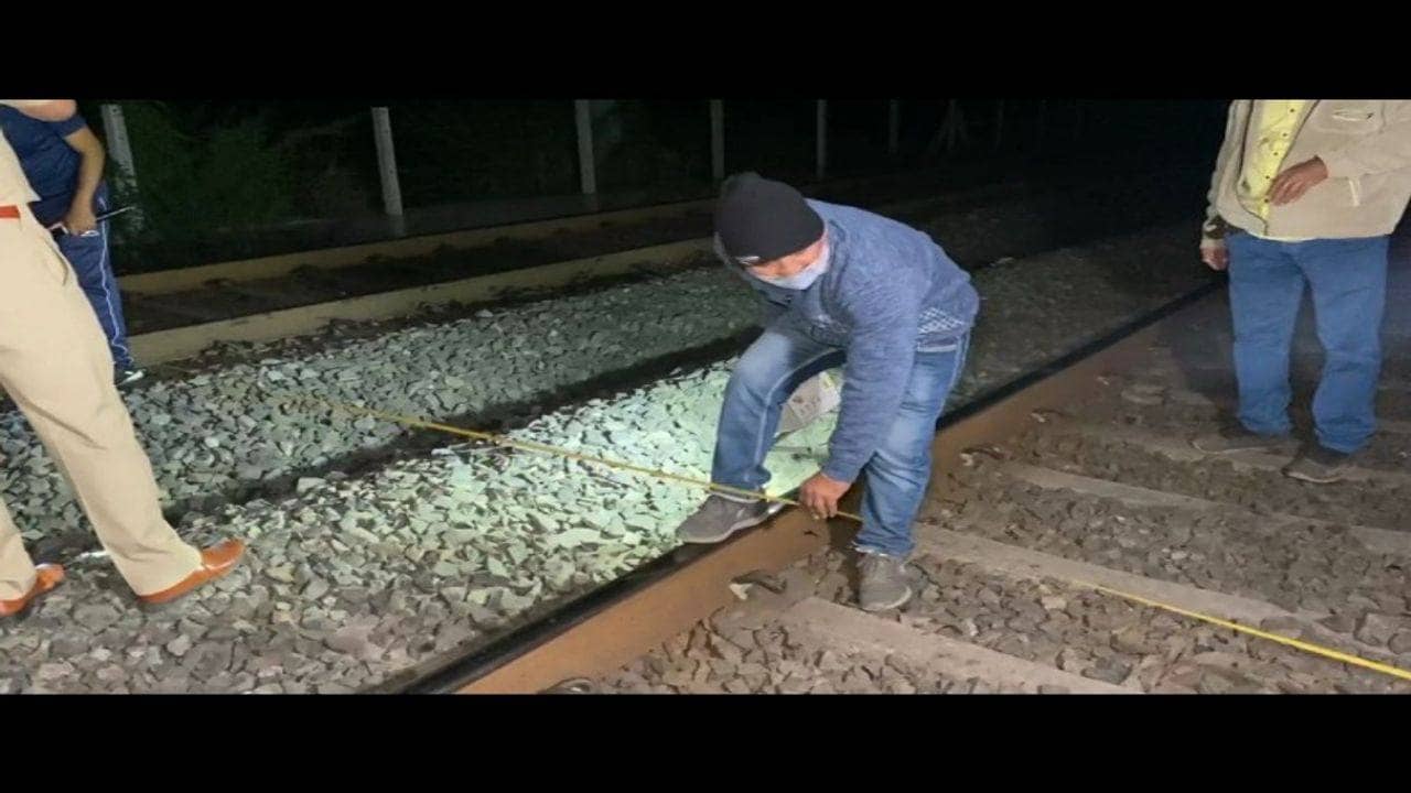 Valsad: અગસ્તક્રાંતિ ટ્રેન સાથે મોટી દુર્ઘટના થતી બચી, રેલવે ટ્રેક પર સિમેન્ટના થાંભલા સાથે અથડાઈને એન્જીન સહિત ટ્રેન પસાર