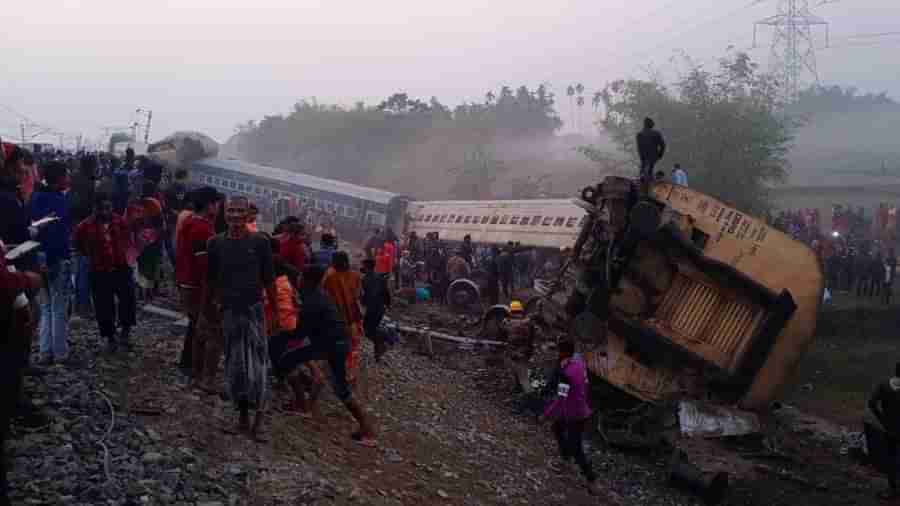 Bengal Train Accident: મૈનાગુરીમાં પટના-ગુવાહાટી-બીકાનેર એક્સપ્રેસ પાટા પરથી ઉતરી, 3ના મોત, 20 લોકો ઘાયલ, રેલ્વેએ જાહેર કર્યો હેલ્પલાઇન નંબર