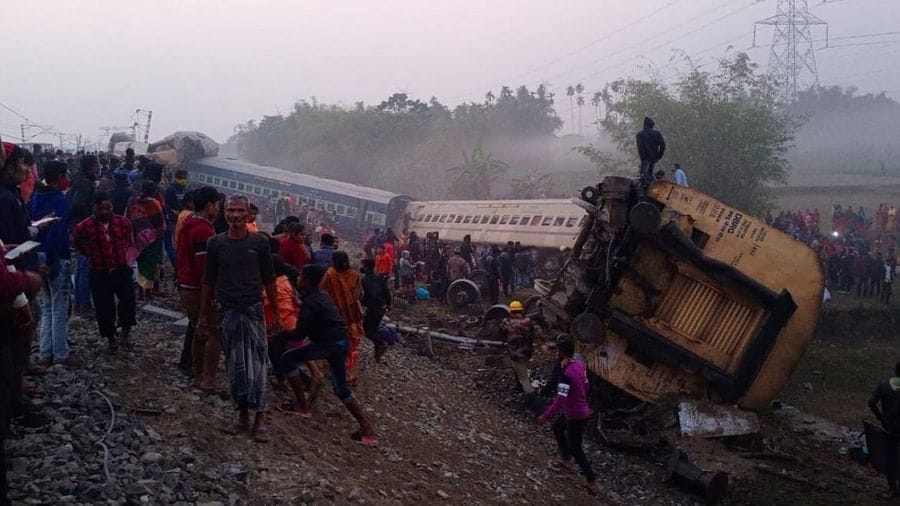 Bengal Train Accident: મૈનાગુરીમાં પટના-ગુવાહાટી-બીકાનેર એક્સપ્રેસ પાટા પરથી ઉતરી, 3ના મોત, 20 લોકો ઘાયલ, રેલ્વેએ જાહેર કર્યો હેલ્પલાઇન નંબર Bengal Train Accident: મૈનાગુરીમાં પટના-ગુવાહાટી-બીકાનેર એક્સપ્રેસ પાટા પરથી ઉતરી, 3ના મોત, 20 લોકો ઘાયલ, રેલ્વેએ જાહેર કર્યો હેલ્પલાઇન નંબર