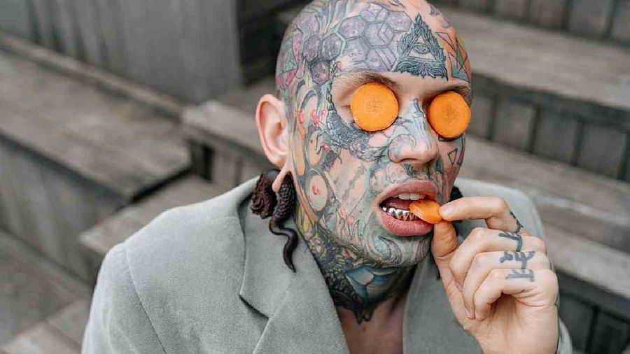 લોકો માને છે કે આપણા નાક અને કાન વધતા રહે છે, જ્યારે એવું નથી. તેના બદલે, નાક અને કાન  કાર્ટિલેજ ઉંમર  સાથે ખેંચાય છે. આવી જ સ્થિતિ આપણા હોઠ અને ગાલ સાથે પણ થાય છે. ઉંમર સાથે ગુરુત્વાકર્ષણ બળને કારણે ત્વચા ઢીલી થાય છે અને નીચેની તરફ ઝૂલે છે. આના કારણે આપણે આ અંગોમાં વધારો જોઈએ છીએ. પરંતુ આવું થતું નથી.
