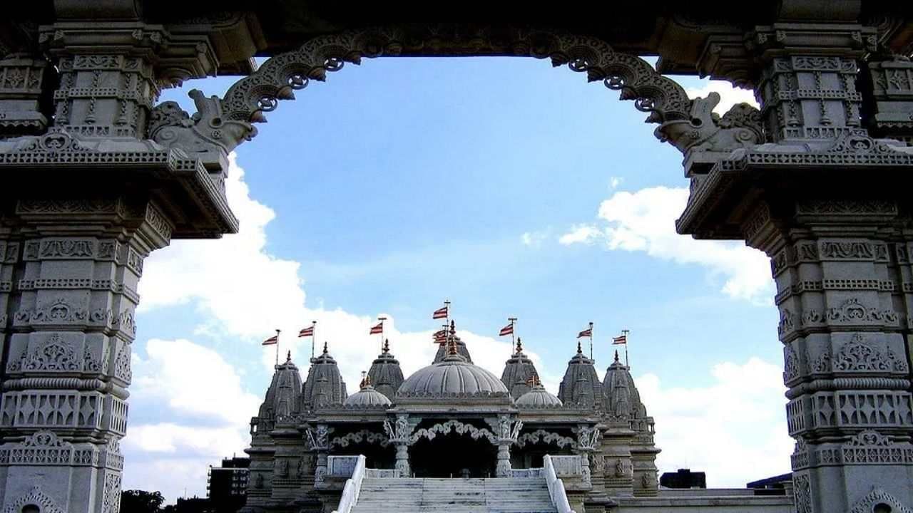 હિન્દુ દેવી-દેવતાઓના મંદિર (Temple) માત્ર ભારતમાં જ નહીં પણ દુનિયાભરમાં સ્થાપિત છે. આ મંદિરોમાં દર્શન અને પૂજા કરવા માટે ના માત્ર હિન્દુ તીર્થયાત્રી આવે છે પણ મંદિરની ભવ્યતા અને પ્રસિદ્ધિ વિદેશી પર્યટકોને પણ પોતાની તરફ આકર્ષિત કરે છે. 