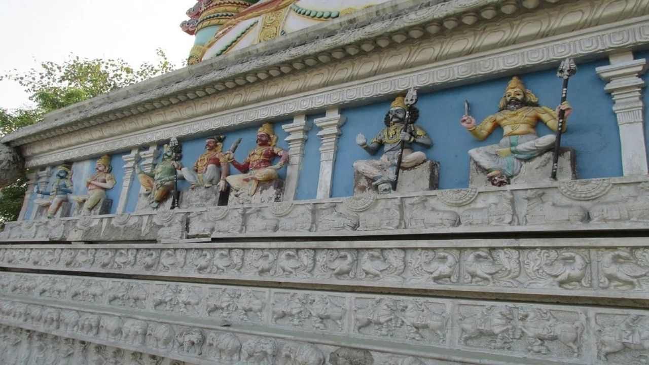 આ મંદિર રામાયણ કાળનું માનવામાં આવે છે, જે શ્રીલંકામાં આવેલું છે. માન્યતા છે કે ભગવાન શ્રીરામે રાવણનો વધ કર્યા બાદ ભગવાન શિવની પૂજા કરી હતી. મુન્નેશ્વરમ મંદિર પરિસરમાં ઘણા નાના મંદિર આવેલા છે. જેમાં મુખ્ય મંદિર ભગવાન શિવને સમર્પિત છે. આ શિવલિંગની સ્થાપના ભગવાન રામે કરી હતી, તેથી તેને રામલિંગમ પણ કહેવામાં આવે છે. આ મંદિરમાં પ્રસાદ તરીકે તરબુચ, પપૈયા, નારંગી, કેળા, સફરજન સહિત ઘણા પ્રકારના ફળ ચઢાવવામાં આવે છે. 