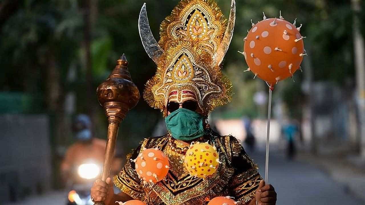 જાગૃતિ ફેલાવવા અનોખી પહેલ : આ શહેરમાં કોવિડના નિયમો સમજાવવા રસ્તા પર ઉતર્યા ખુદ યમરાજ