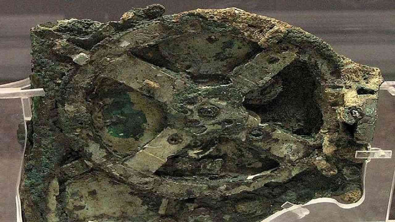 એન્ટિકાયથેરા મિકેનિઝમ(Antikythera Mechanism): તે વિશ્વનું સૌથી જૂનું કમ્પ્યુટર હોવાનું કહેવાય છે, જે વર્ષ 1902 માં ભાંગી પડેલા જહાજમાંથી મળી આવ્યું હતું. તે 2,000 વર્ષ જૂનું ઉપકરણ હોવાનું માનવામાં આવે છે, જે પ્રાચીન ગ્રીસમાં સૂર્ય, ચંદ્ર અને ગ્રહોની ગતિવિધિઓ જણાવવામાં મદદરૂપ હતું. જો કે, તે કેવી રીતે બનાવવામાં આવ્યું હતું, તે એક રહસ્ય જ છે. (Image- Social Media)