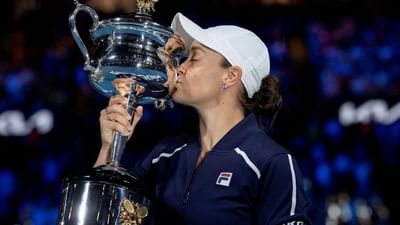 એશ્લેહ બાર્ટીએ શનિવારે ઓસ્ટ્રેલિયન ઓપનની ફાઇનલમાં ડેનિયલ કોલિન્સને 6-3, 7-6થી હરાવતાં મહિલા સિંગલ્સ ટાઇટલ માટે યજમાન રાષ્ટ્રની 44 વર્ષની રાહનો અંત આવ્યો. આ ખેલાડીનું આ ત્રીજું મોટું ટાઈટલ છે. તેણે ત્રણ અલગ-અલગ સપાટી પર આ ત્રણ ખિતાબ જીત્યા છે. આ હાર્ડ કોર્ટ પર જીત્યા પહેલા તે ગયા વર્ષે વિમ્બલ્ડનમાં ગ્રાસ કોર્ટ અને 2019માં ફ્રેન્ચ ઓપનમાં ક્લે કોર્ટ પર ચેમ્પિયન બની હતી.