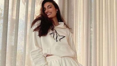 આજકાલ છોકરીઓમાં ઓવર સાઇઝના કપડાંનો ટ્રેન્ડ શરૂ થયો છે. આ જ કારણ છે કે હવે છોકરીઓ ઘરની બહાર ફરવા માટે ઘણીવાર સ્વેટર, ટી-શર્ટ, પોતાના કરતા મોટા કદના કપડાં પહેરે છે. એ છે કે છોકરીઓ તેમના ભાઈ અથવા પિતાના ટી-શર્ટ અથવા શર્ટ પહેરેલી જોવા મળે છે.
