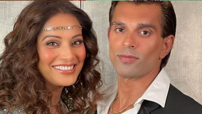 બિપાશા બાસુ બોલિવૂડની હોટ અને બોલ્ડ એક્ટ્રેસ પૈકી એક છે. બિપાશાએ જ્યારે કરણ સિંહ ગ્રોવર સાથે લગ્ન કર્યા ત્યારે તેના ફેન્સનું દિલ તૂટી ગયું હતું. બિપાશાએ અચાનક પોતાના લગ્નની જાહેરાત કરીને બધાને ચોંકાવી દીધા હતા. આજે અમે તમને કરણ અને બિપાશાની લવ સ્ટોરી વિશે જણાવીએ.
