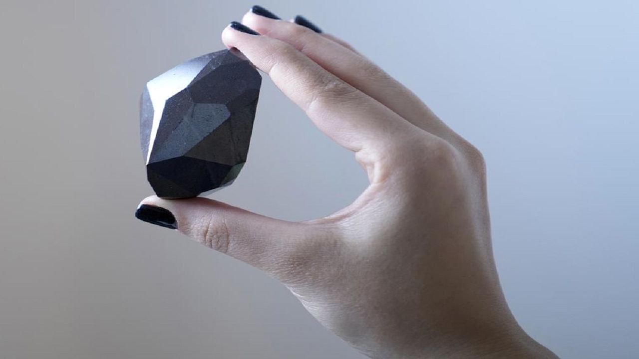 2 અબજ વર્ષ પૂર્વે અસ્તિત્વ પામેલા Black Diamond ને હાંસલ કરવાની તમારી ઈચ્છા પુરી થઈ શકે છે,જોકે કિંમત સાંભળી વિચાર માંડી વાળવાનું મન થશે