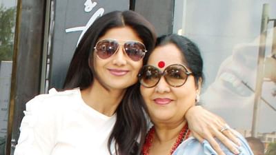 શિલ્પા શેટ્ટીએ રાજ કુન્દ્રા સાથે લગ્ન કર્યા છે. તે રાજની બીજી પત્ની છે. શિલ્પા લગ્નથી જ તેની સાસુ સાથે રહે છે. તેના સસરા હવે આ દુનિયામાં નથી.
