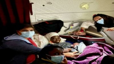 ચાલુ ફ્લાઈટમાં મહિલાને લેબર પેઈન થતા ડૉક્ટર અને એરલાઇન ક્રૂ ની મદદથી આ મહિલાની સફળતાપૂર્વક ડિલીવરી કરવામાં આવી હતી.