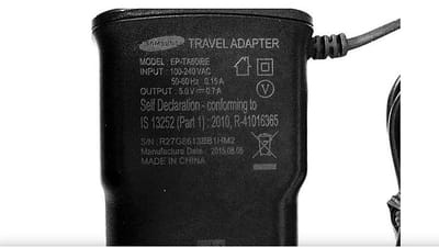 આપણે ફોનનો રોજેરોજ ઉપયોગ કરીએ છીએ પરંતુ શું તમે ક્યારેય ફોનના ચાર્જર તરફ જોયું છે? ફોનના ઘણા ચાર્જર પર તેની કેટલીક વિગતો લખેલી હોય છે અને કેટલાક માર્કસ પણ બનેલા હોય છે. આ માર્કસ ફોનના ચાર્જર વિશે પણ જણાવે છે કે આ ચાર્જરમાં શું ખાસ છે. આ ચિહ્નોમાં એક ડબલ સ્ક્વેર પણ છે, જે ચાર્જરની વિશેષતા પણ જણાવે છે. તો તમે જાણો છો કે તેનો અર્થ શું છે...
