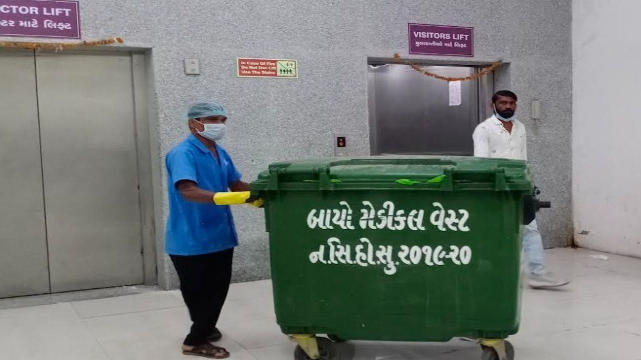 Surat : સિવિલ હોસ્પિટલની લાપરવાહી, વિઝિટર્સ લિફ્ટમાં જ મેડિકલ વેસ્ટને લાવવા લઈ જવામાં આવી રહ્યો છે
