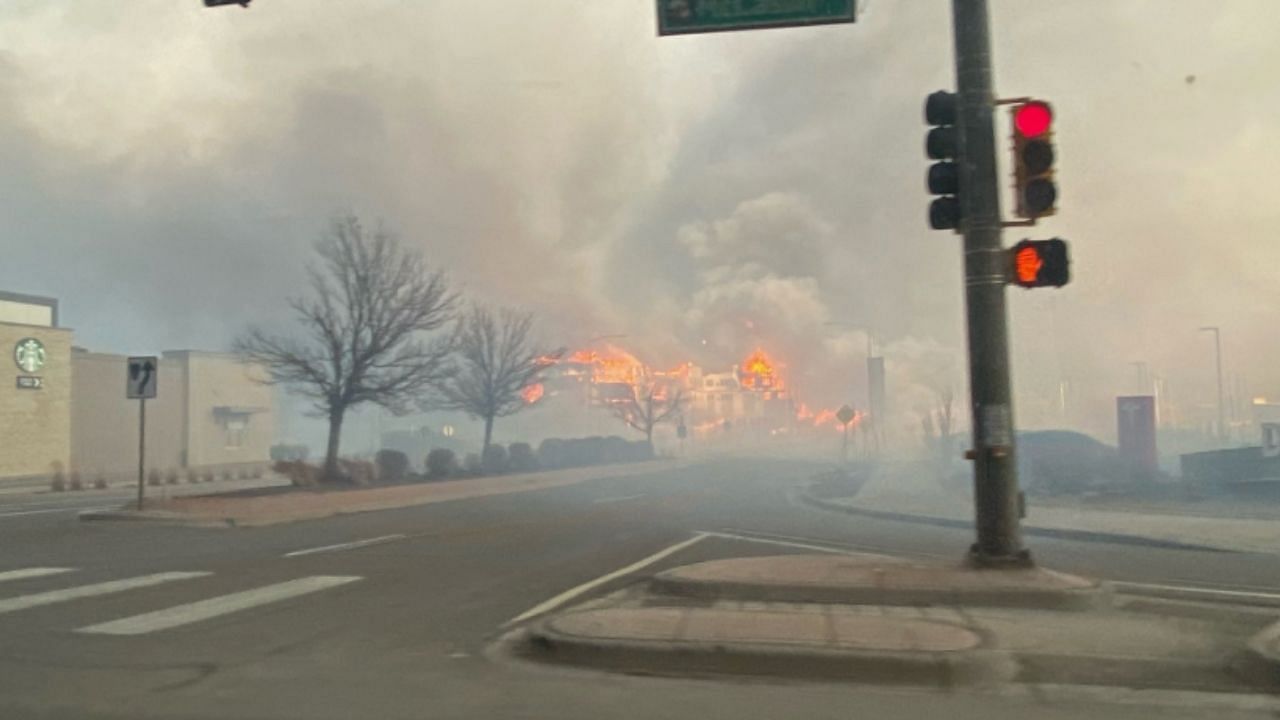 Colorado Fire: અમેરિકાના કોલોરાડોમાં 1000 ઘર બળીને ખાખ, ગવર્નરે કહ્યું, આગ આંખના પલકારામાં ફેલાઈ ગઈ