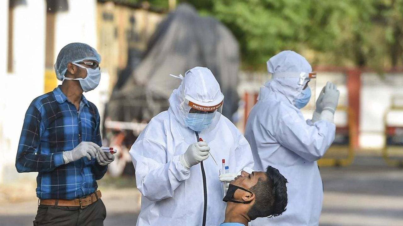 Ahmedabad: કોરોના ટેસ્ટ કરાવવા લેબોરેટરી બહાર લાગી કતારો, 100 કોવિડ RTPCR ટેસ્ટમાંથી 15થી 16 દર્દી હોય છે પોઝિટીવ