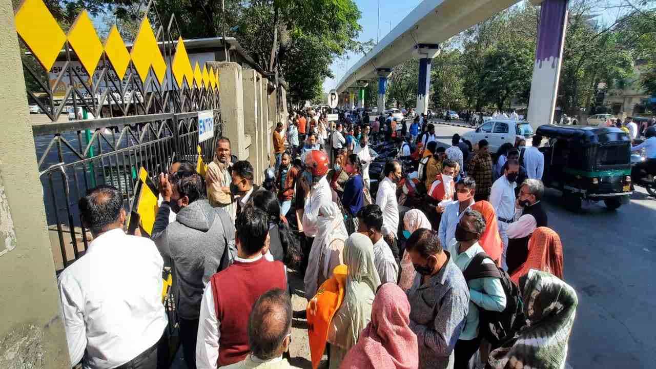 Surat : હાઇકોર્ટ બાદ હવે તમામ કોર્ટમાં આજથી ઓનલાઇન જ સુનાવણી થશે, અરજદારોની ભારે ભીડ