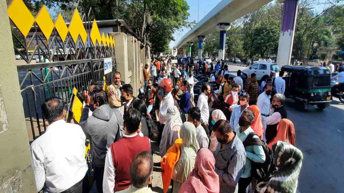 Surat : હાઇકોર્ટ બાદ હવે તમામ કોર્ટમાં આજથી ઓનલાઇન જ સુનાવણી થશે, અરજદારોની ભારે ભીડ