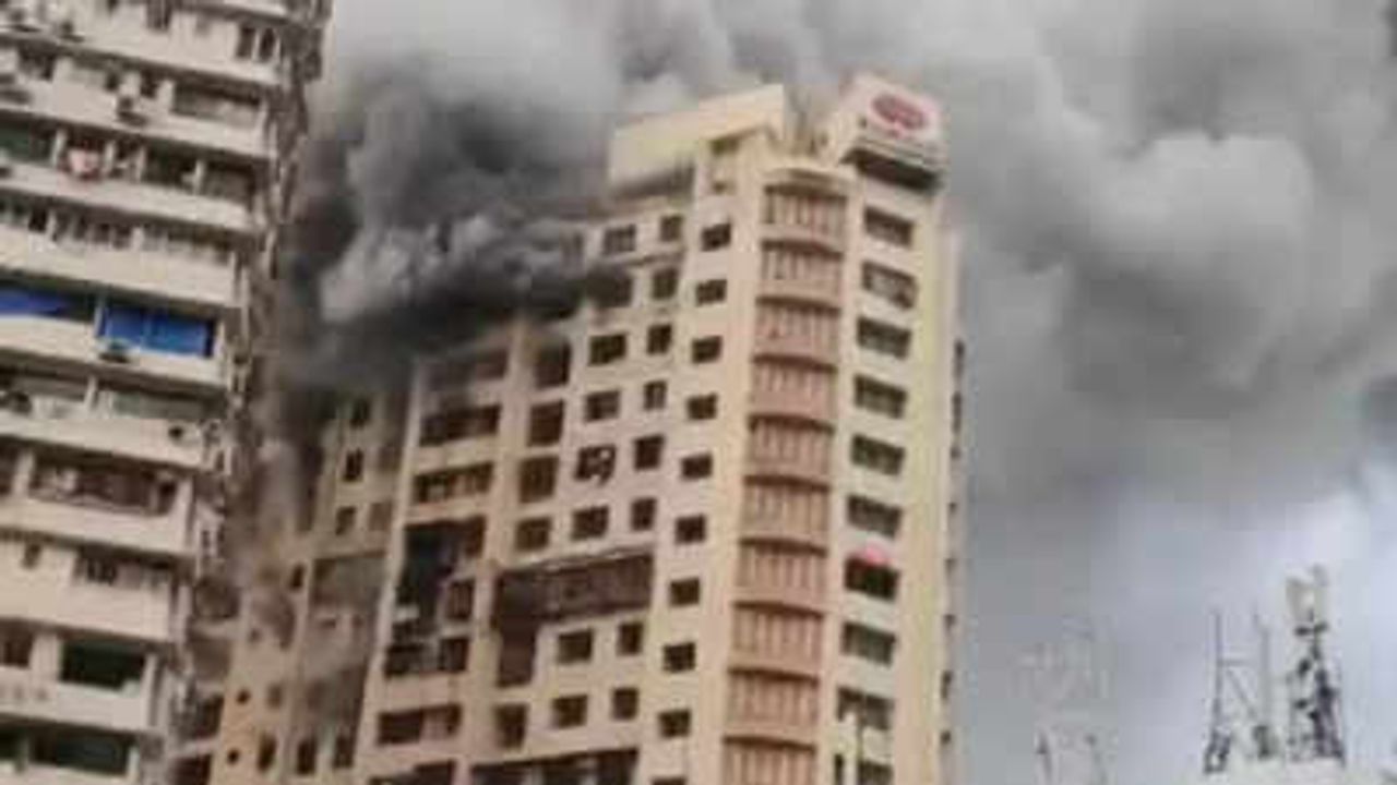 a fire broke out in a 20 storey building in mumbai