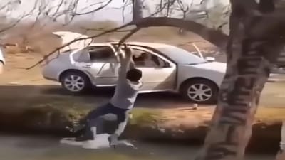 Viral: કેનાલ પાર કરવાના ચક્કરમાં યુવક અધવચ્ચે ફસાયો, જુઓ આ ફની વીડિયો