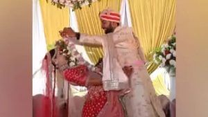 Funny Video : લગ્નમાં દુલ્હને મહેમાનોની સામે વરરાજાની ઉડાવી મજાક, પછી જે થયુ તે જોઈને તમને પણ હસવુ આવશે