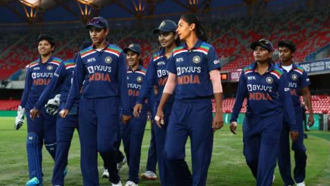 ICC ODI વર્લ્ડ કપ માટે ભારતની 15 સભ્યોની મહિલા ક્રિકેટ ટીમની જાહેરાત કરવામાં આવી છે. મિતાલી રાજ ટીમની કેપ્ટન હશે જ્યારે હરમનપ્રીત કૌર વાઇસ કેપ્ટન હશે. ટીમમાં સ્મૃતિ મંધાના, ઝુલન ગોસ્વામી અને યુવા શેફાલી વર્માનો પણ સમાવેશ કરવામાં આવ્યો છે. પરંતુ ટીમમાંથી ઘણા મોટા નામો ગાયબ છે. જેમાં સ્ટાર બેટર જેમિમા રોડ્રિગ્સ અને ઓલરાઉન્ડર શિખા પાંડેનો સમાવેશ થાય છે. આ સિવાય પણ કેટલાક નામ એવા છે જે ટીમની બહાર છે. તો શું કારણ છે કે તેમને મહિલા વર્લ્ડ કપની ટીમમાં સ્થાન ન મળ્યું.
