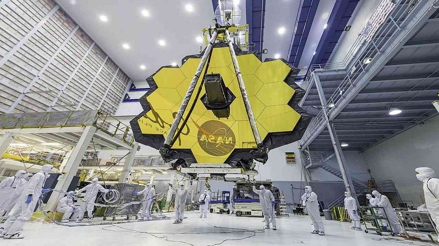 અમેરિકી સ્પેસ એજન્સી નાસાના જેમ્સ વેબ સ્પેસ ટેલિસ્કોપે (James Webb Space Telescope)  શનિવારે તેનો બે સપ્તાહનો તૈનાત તબક્કો પૂર્ણ કર્યો છે. આ રીતે ટેલિસ્કોપે તેનો છેલ્લો અરીસો ખોલ્યો છે. હવે જેમ્સ વેબ ટેલિસ્કોપ બ્રહ્માડીય ઇતિહાસના દરેક તબક્કાનો અભ્યાસ કરવા માટે તૈયાર છે
