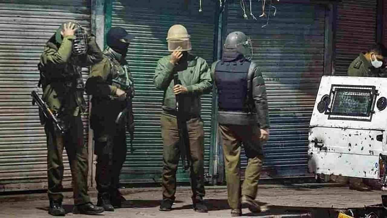 Jammu Kashmir: કુલગામમાં સુરક્ષા દળો અને આતંકવાદીઓ વચ્ચે અથડામણ, બે આતંકવાદીઓ ઠાર, હથિયારો અને દારૂગોળો જપ્ત