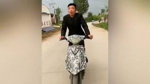 Viral Video : આ વ્યક્તિએ સાયકલમાંથી બનાવી દીધી Eco Friendly Scooty, જુગાડ જોઇ લોકો બોલ્યા- Waah