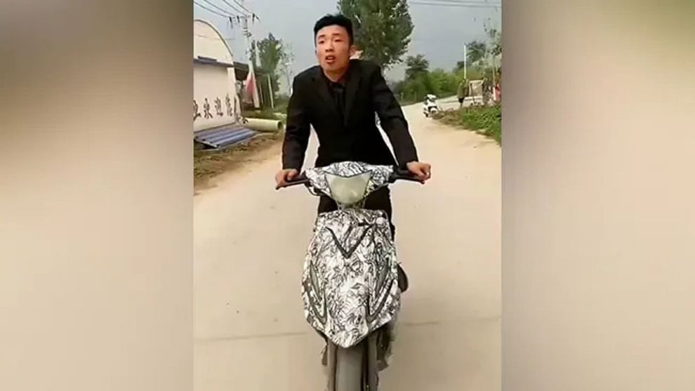 Viral Video : આ વ્યક્તિએ સાયકલમાંથી બનાવી દીધી Eco Friendly Scooty, જુગાડ જોઇ લોકો બોલ્યા- Waah