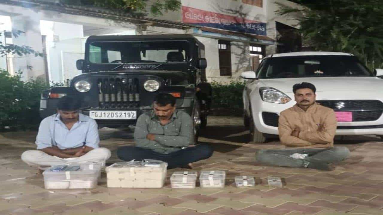 કચ્છ : સસ્તા સોનાની લાલચે ઠગાઇ કરતી કુખ્યાત ટોળકીને નકલી નોટ અને સોના સાથે ભુજ LCB એ ઝડપી